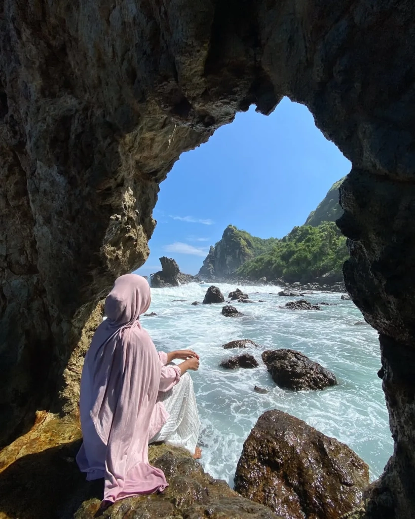 Pantai Watu lumbung Gunungkidul