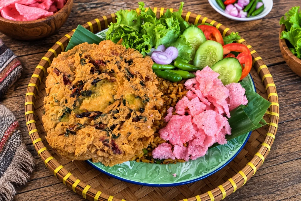 Nasi Goreng Renyah dalam Tampah Bambu