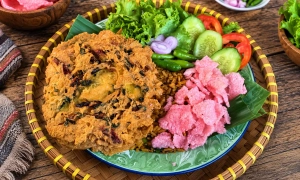 Nasi Goreng Renyah dalam Tampah Bambu